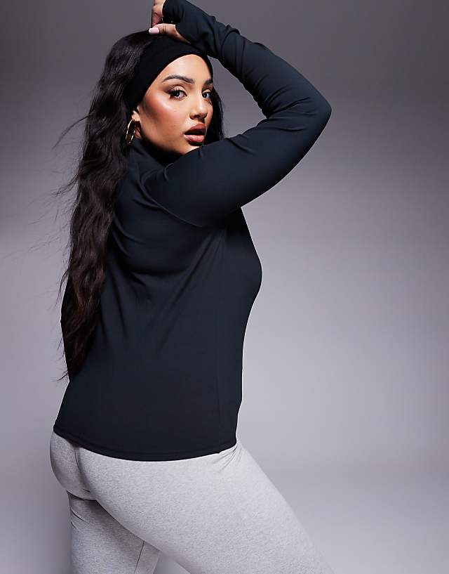 4505 Curve Icon Soft Touch Zip Up Performance Long Sleeve Top In Black