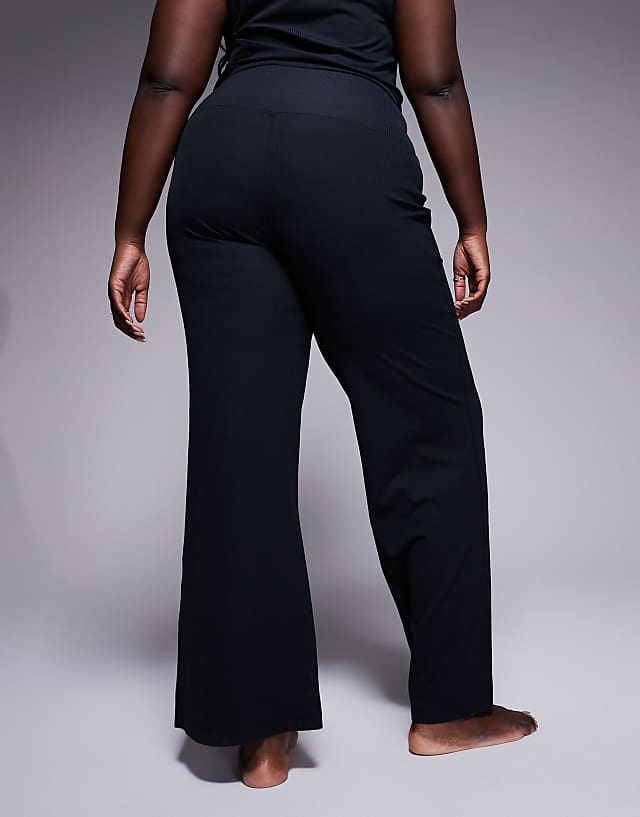 4505 Curve Soft Touch Rib Slim Kick Yoga Legging In Black