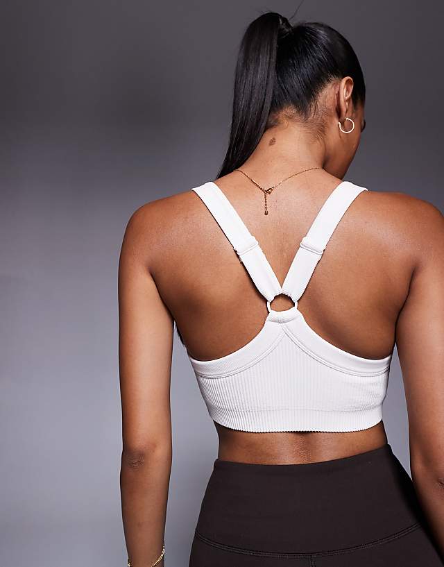 4505 Seamless Sculpting Medium Support Sports Bra In Parchment