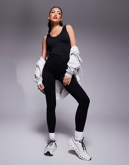4505 Seamless V Neck Vest With Inner Bra In Black