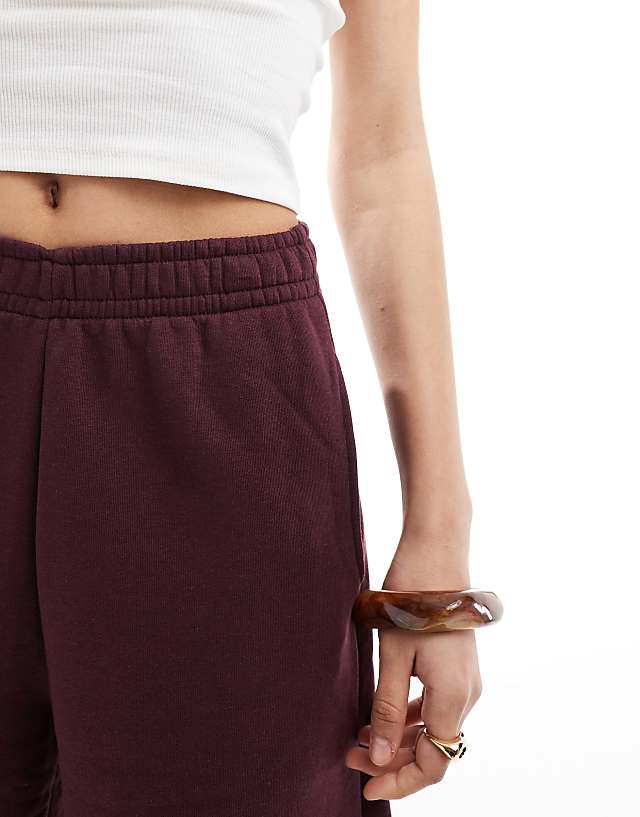 Bershka Longline Sweatshshorts In Burgundy
