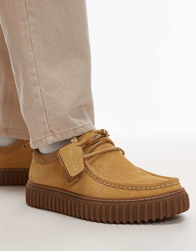 Clarks Torhill Lo Shoes In Golden Tan Suede