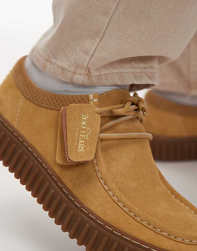 Clarks Torhill Lo Shoes In Golden Tan Suede