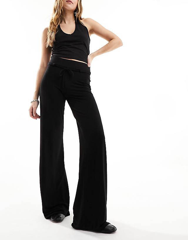 COLLUSION Low Rise Yoga Pant In Black
