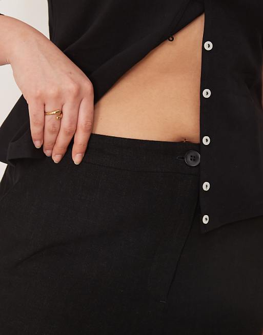 ASOS DESIGN Curve Relaxed Dad Shorts With Linen In Black