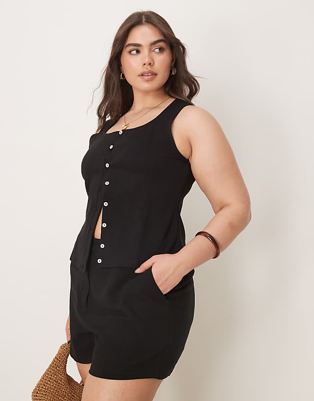 ASOS DESIGN Curve relaxed dad shorts with linen in black
