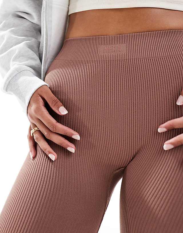 Hera Ribbed Base Short In Acorn Brown