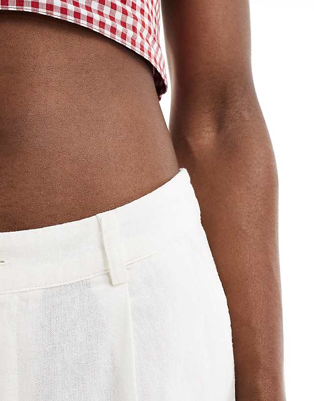 Pull&Bear Linen Look Short In White