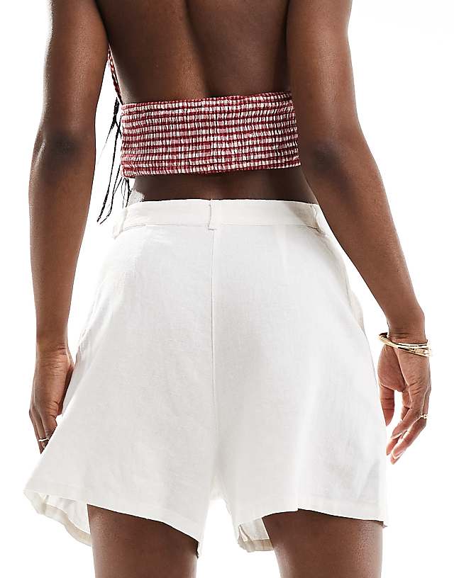 Pull&Bear Linen Look Short In White