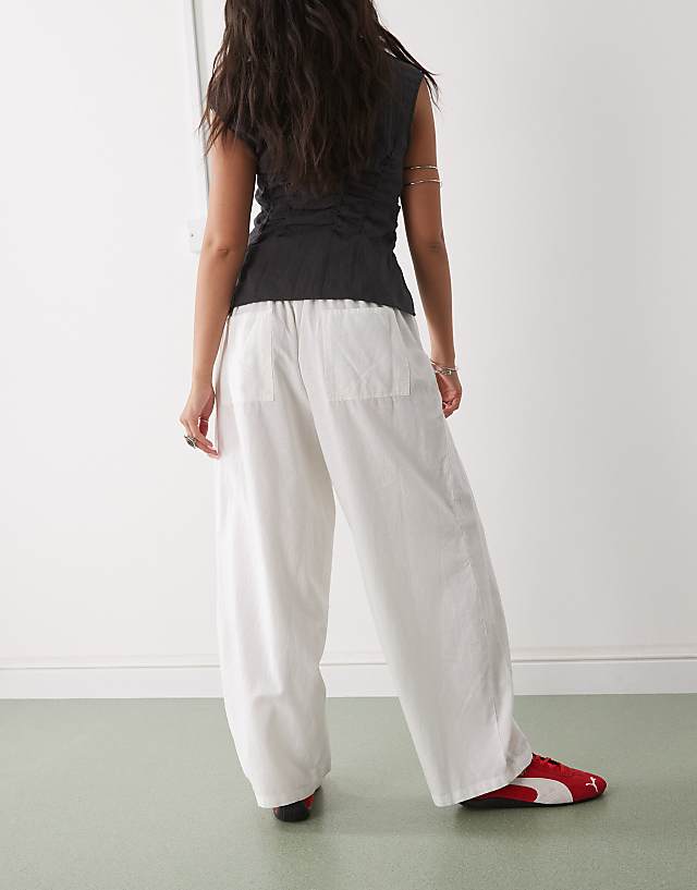COLLUSION Relaxed Woven Balloon Pant With Linen In White - WHITE