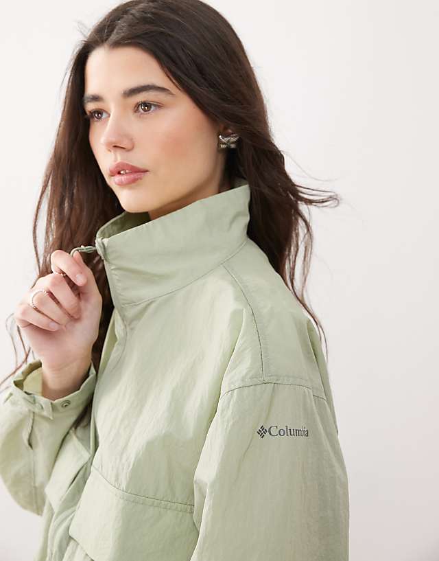 Columbia Paracutie Cropped Cargo Windbreaker In Green