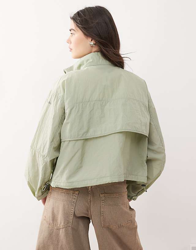 Columbia Paracutie Cropped Cargo Windbreaker In Green